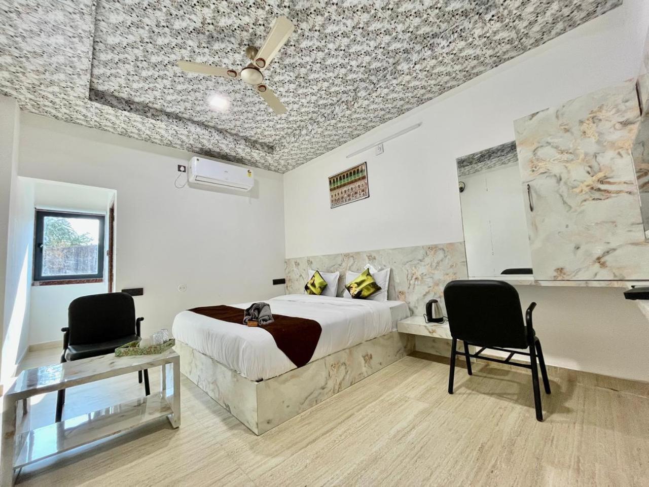 Hotel Banjara Hills Ābu Road Esterno foto