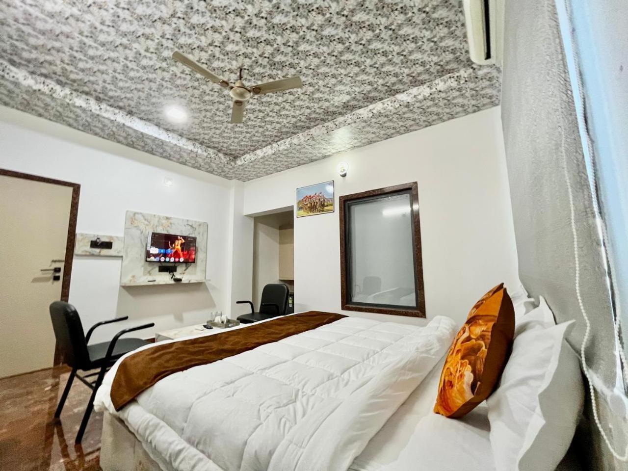 Hotel Banjara Hills Ābu Road Esterno foto