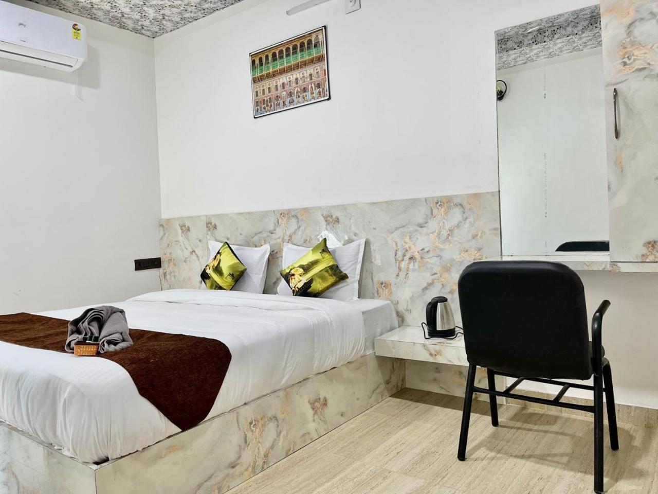 Hotel Banjara Hills Ābu Road Esterno foto