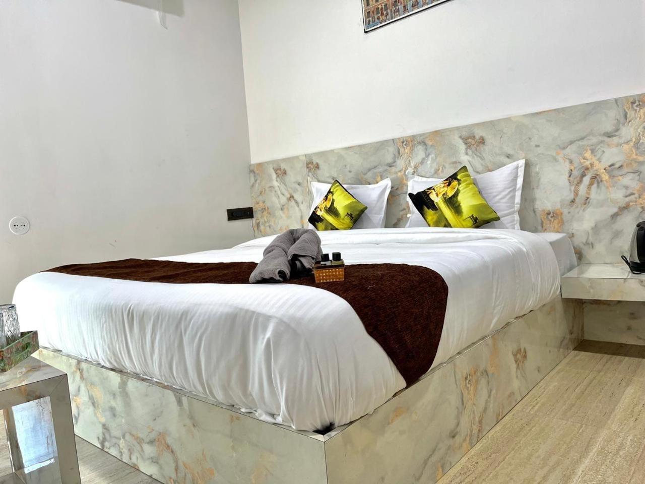 Hotel Banjara Hills Ābu Road Esterno foto