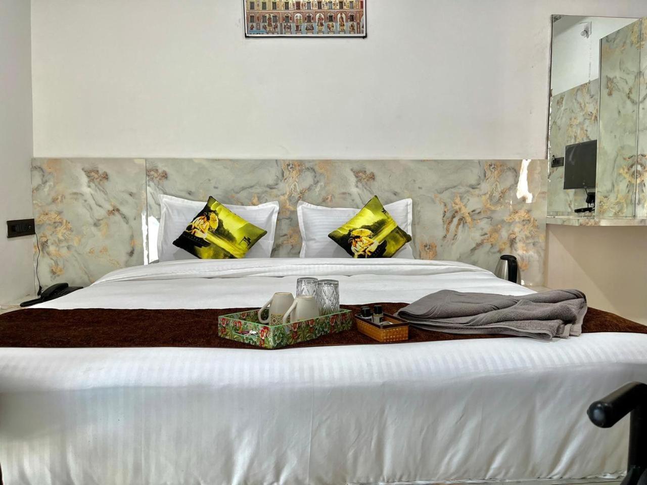 Hotel Banjara Hills Ābu Road Esterno foto