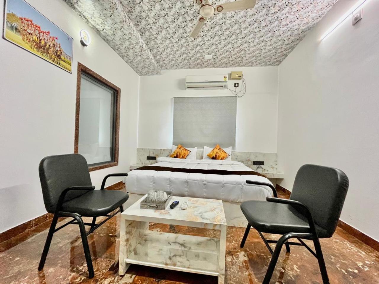 Hotel Banjara Hills Ābu Road Esterno foto